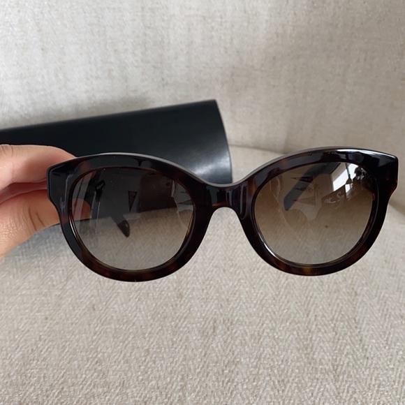 Fendi Sunglasses - Picture 2 of 9